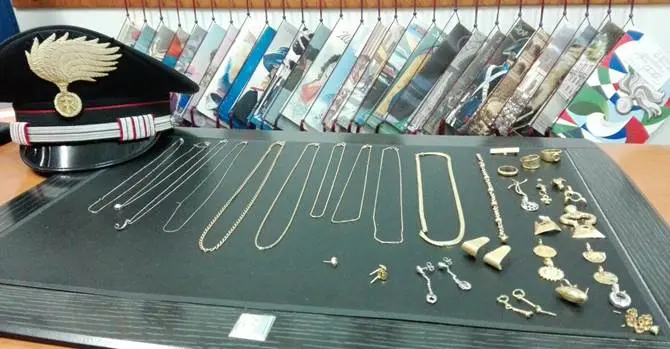 Un compro oro deposito di refurtiva, i carabinieri lo scoprono e denunciano gli autori del furto