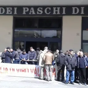 Sit-in di protesta dei lavoratori della provincia di Vibo davanti alla banca