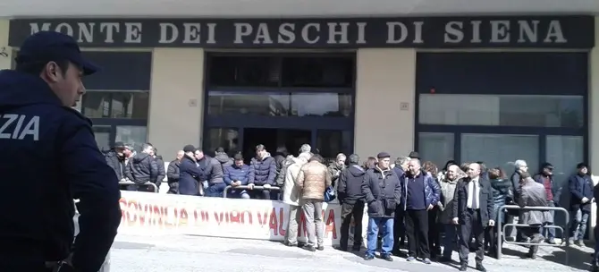 Sit-in di protesta dei lavoratori della provincia di Vibo davanti alla banca