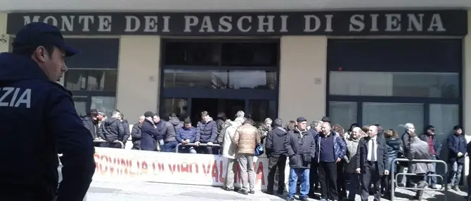 Sit-in di protesta dei lavoratori della provincia di Vibo davanti alla banca