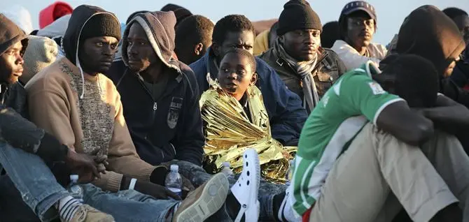 Sbarcati 590 migranti al porto di Reggio. A bordo della nave anche un cadavere - VIDEO