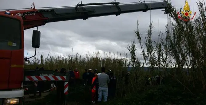 Maltempo, auto precipita in un fiume in piena: due morti