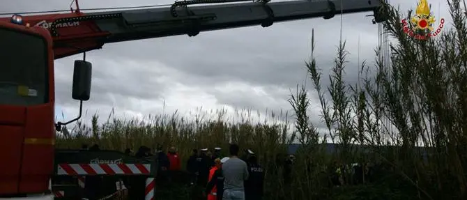 Maltempo, auto precipita in un fiume in piena: due morti