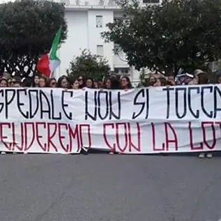 ‘Giù le mani dall’ospedale’, la protesta a Lamezia. Mascaro: 'Stiamo scrivendo una pagina di storia' - FOTO-VIDEO