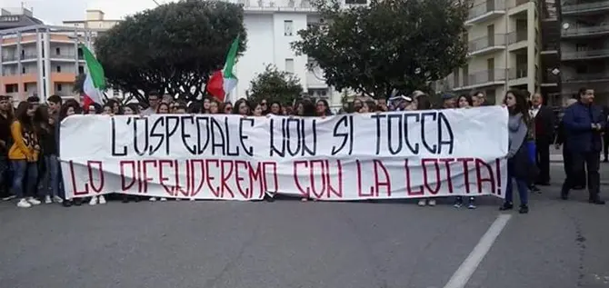 ‘Giù le mani dall’ospedale’, la protesta a Lamezia. Mascaro: 'Stiamo scrivendo una pagina di storia' - FOTO-VIDEO