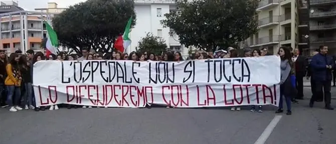 ‘Giù le mani dall’ospedale’, la protesta a Lamezia. Mascaro: 'Stiamo scrivendo una pagina di storia' - FOTO-VIDEO