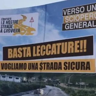 Viabilità al collasso, sindaci e cittadini bloccano la statale 106