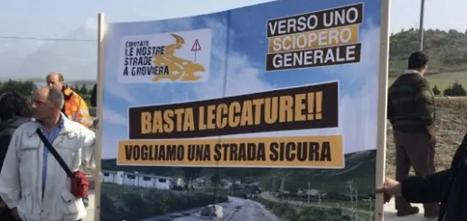 Viabilità al collasso, sindaci e cittadini bloccano la statale 106