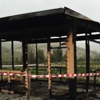 Incendiato il deposito di un’azienda di San Floro VIDEO