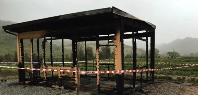 Incendiato il deposito di un’azienda di San Floro VIDEO