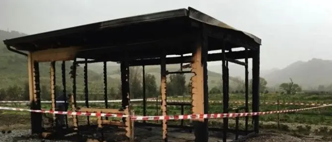Incendiato il deposito di un’azienda di San Floro VIDEO