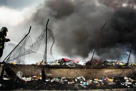 Caivano (provincia di Napoli- febbraio 2012- Un vigile del fuoco impegnato a spegnere un rogo appiccato a rifiuti speciali e urbani. Nella cosiddetta Terra dei Fuochi basta spulciare i documenti dei Vigili del Fuoco ,dove sono registrati i tantissimi interventi dei pompieri per i roghi tossici, per capire la portata del fenomeno relativo ai roghi tossici. Da molti anni, la camorra e le piccole imprese che producono in nero e sono costrette a smaltire i rifiuti in nero, usa il sistema dei roghi tossici per liberarsi dei rifiuti e degli scarti industriali di ogni tipo.