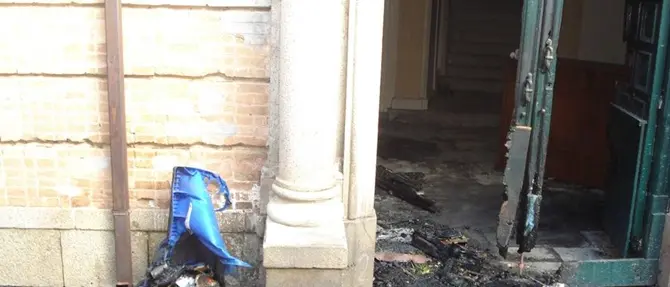 Nuova intimidazione nella Locride: incendiato storico portone a Mammola