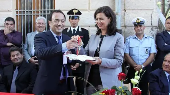 Il presidente del Camera, Laura Boldrini, riceve la cittadinanza onoraria dal sindaco di Riace, Domenico Lucano, 12 luglio 2013. ANSA/FRANCO CUFARI , ANSA