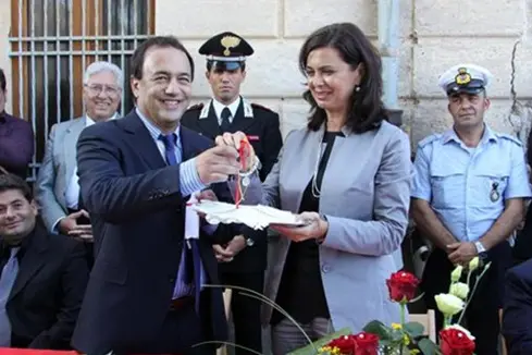 Il presidente del Camera, Laura Boldrini, riceve la cittadinanza onoraria dal sindaco di Riace, Domenico Lucano, 12 luglio 2013. ANSA/FRANCO CUFARI , ANSA