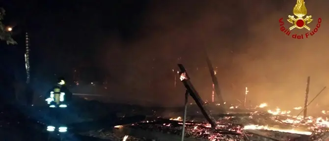 Incendio distrugge bar e deposito di un villaggio turistico a Cutro