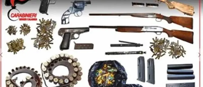 Reggio, rinvenuto arsenale in una casa disabitata VIDEO