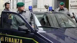 Reggio, sequestrati tremila capi d’abbigliamento contraffatti