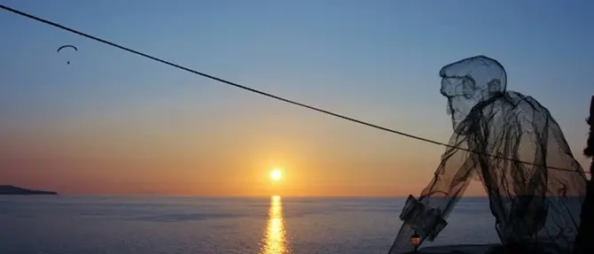 'Il collezionista di venti': la scultura 'fantasma' che domina Pizzo