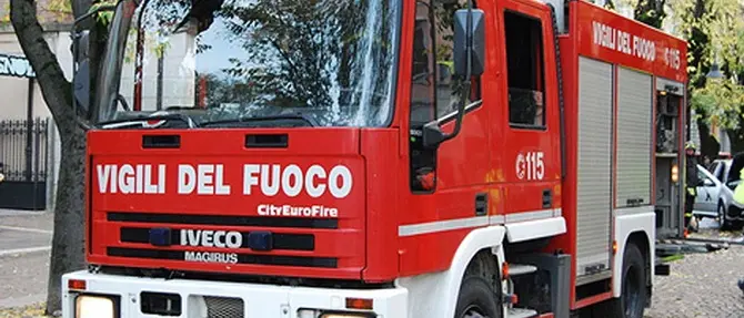 Incendio in un appartamento a Lamezia, salvati i condomini