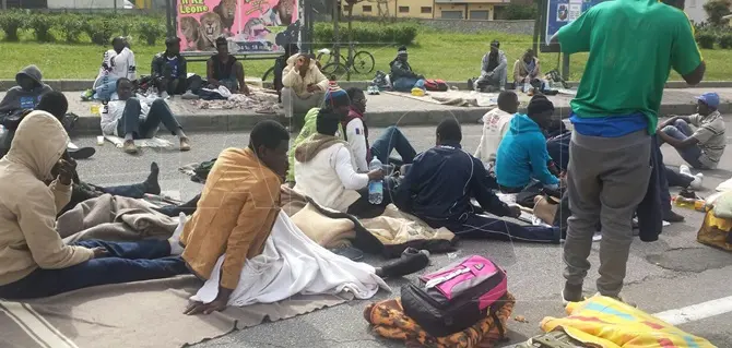 Nuova protesta dei migranti a Lamezia FOTO