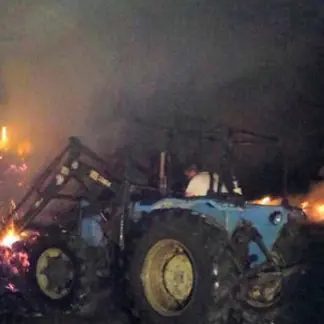 Incendio distrugge azienda agricola a Cassano allo Jonio