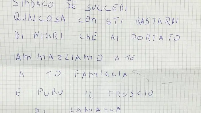 La lettera di minacce inviata al sindaco di Palizzi per la sua politica di accoglienza dei migranti , ANSA