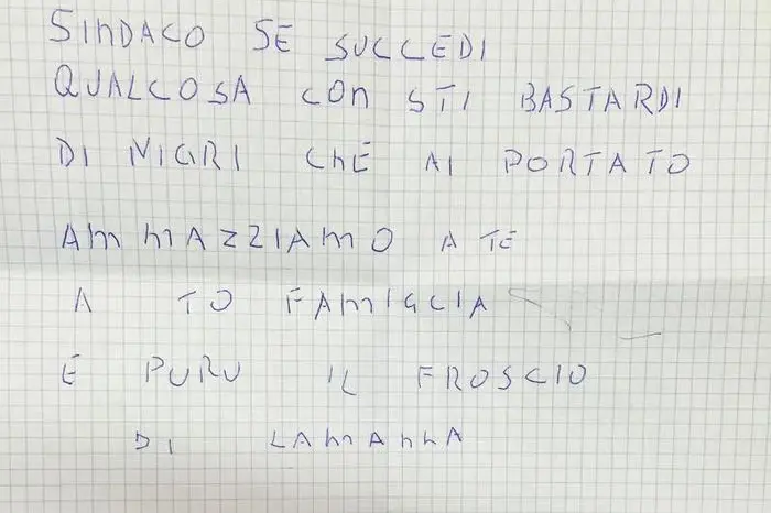 La lettera di minacce inviata al sindaco di Palizzi per la sua politica di accoglienza dei migranti , ANSA