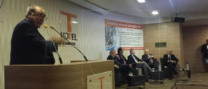 Incontro sui migranti a Feroleto, Loiero: ‘L'accoglienza il modo per affermare una nuova regione’ FOTO