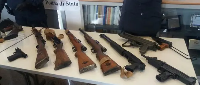 Rende, scoperto arsenale della 'ndrangheta in un garage VIDEO