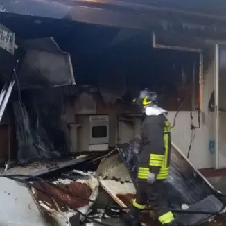 Incendio in un container nel campo rom di Lamezia