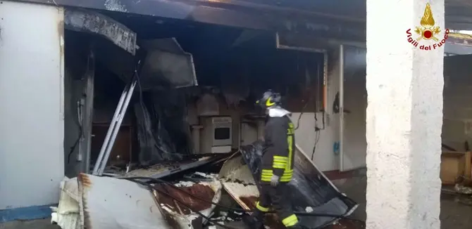 Incendio in un container nel campo rom di Lamezia