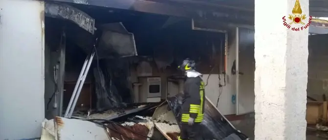 Incendio in un container nel campo rom di Lamezia