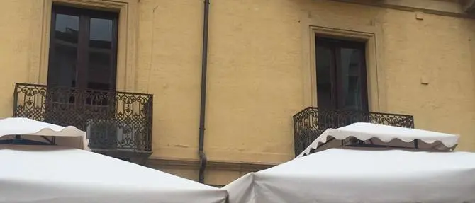 Spariti adesivi dalle finistre di Amo Cosenza