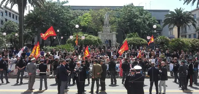 Renzi a Reggio: sit-in dei sindacati