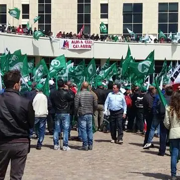 Duemila agricoltori in protesta davanti gli uffici della Regione - VIDEO