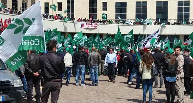 Duemila agricoltori in protesta davanti gli uffici della Regione - VIDEO