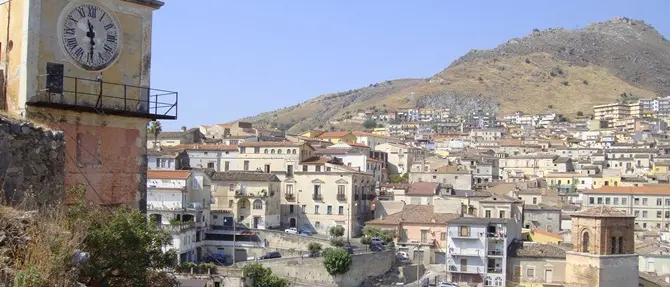 A Cassano allo Ionio quattro i candidati a sindaco. Sedici le liste presentate