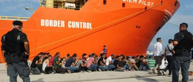 Sbarco 950 migranti a Reggio, presi i presunti scafisti. C'è anche una donna