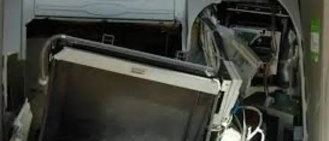 Ladri sradicano bancomat con carro attrezzi