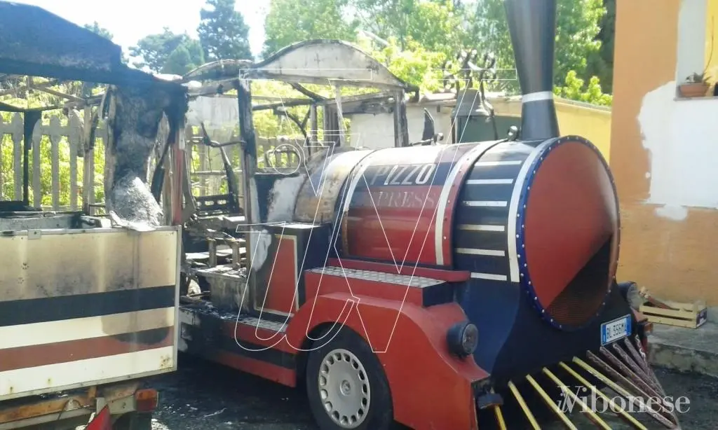 Intimidazione a Pizzo: incendiato il trenino turistico - VIDEO