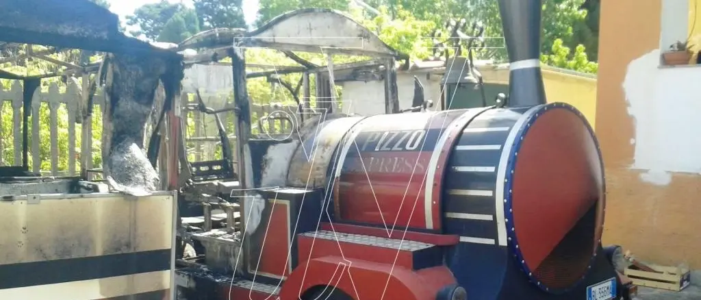 Intimidazione a Pizzo: incendiato il trenino turistico - VIDEO