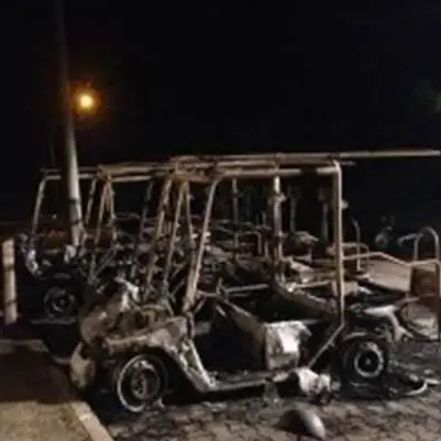 Gerace, 10 golf car del comune distrutte dalle fiamme