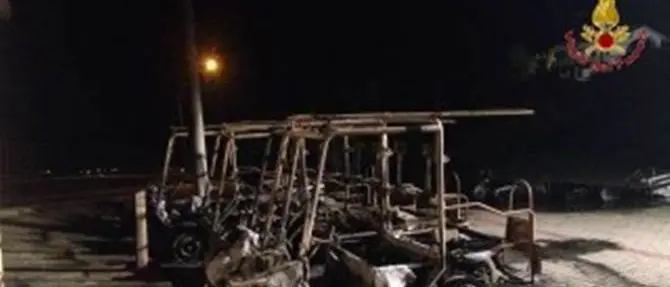 Gerace, 10 golf car del comune distrutte dalle fiamme