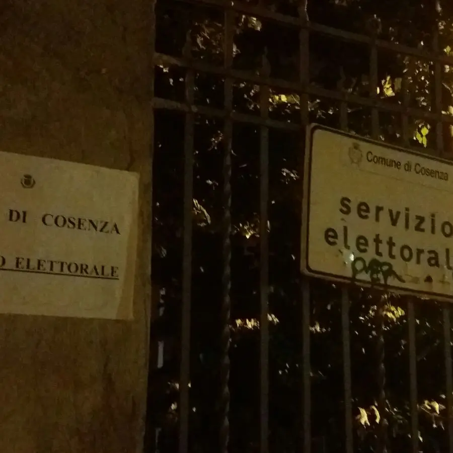 Amministrative Cosenza: Carabinieri all'ufficio elettorale