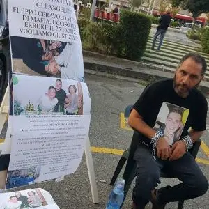 Ucciso per errore in un agguato, il padre di Filippo Ceravolo s'incatena - VIDEO