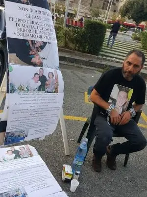 Ucciso per errore in un agguato, il padre di Filippo Ceravolo s'incatena - VIDEO