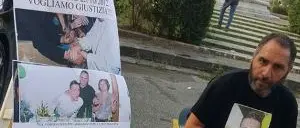 Ucciso per errore in un agguato, il padre di Filippo Ceravolo s'incatena - VIDEO