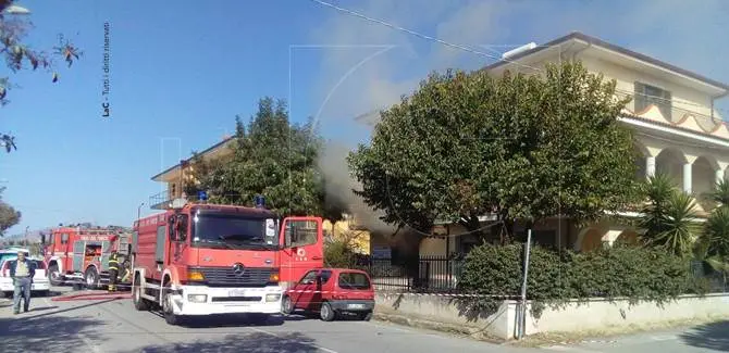 Nocera, esplode una bombola in una pasticceria: quattro feriti (FOTO)