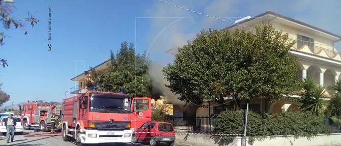 Nocera, esplode una bombola in una pasticceria: quattro feriti (FOTO)
